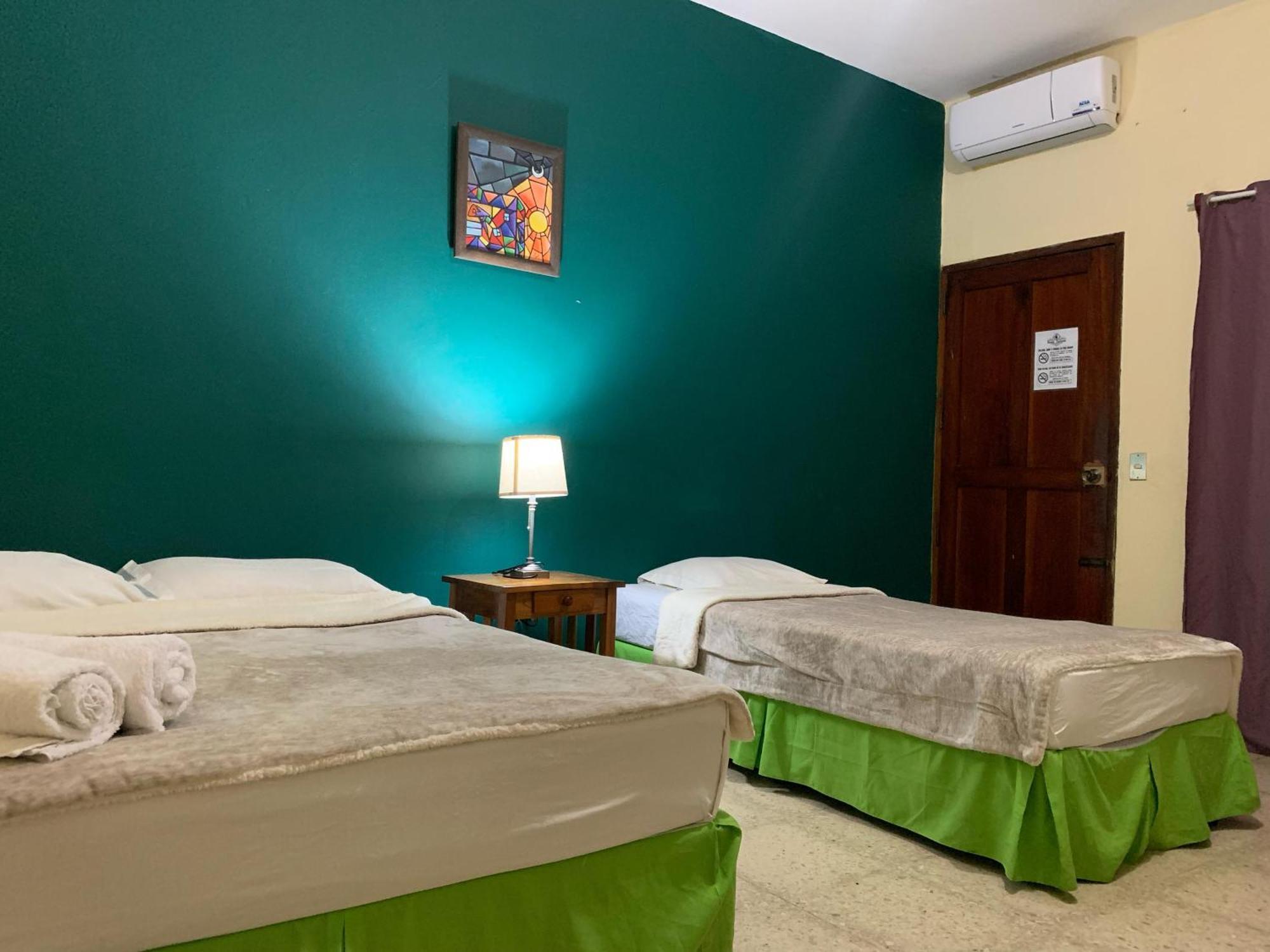 Hostal Fachente León Zewnętrze zdjęcie